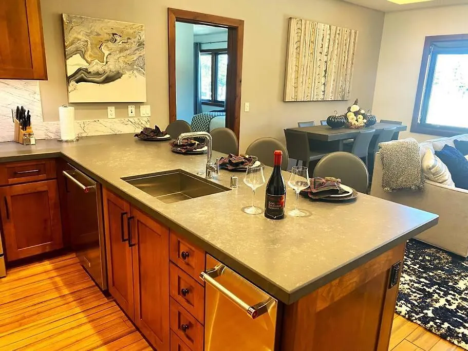 Ski In/Out - Zalanta - Great Location- 2 Hot Tubs - Heated Pool South Lake Tahoe